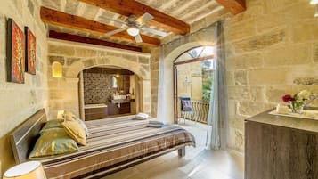 5 bedrooms, iron/ironing board, free WiFi, bed sheets