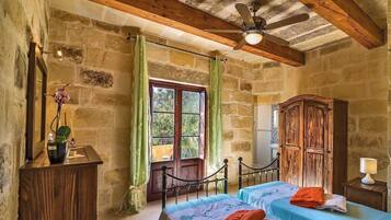 5 bedrooms, iron/ironing board, free WiFi, bed sheets