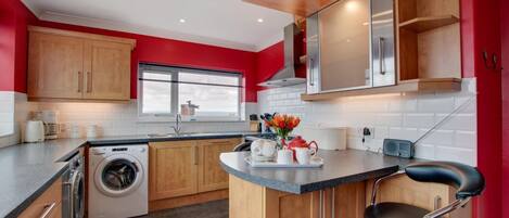 Microonde, forno, lavastoviglie, seggiolone