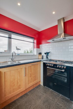 Micro-ondes, four, lave-vaisselle, chaise haute