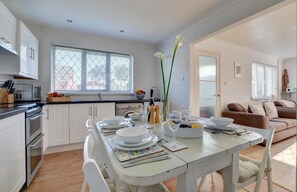 Microwave, oven, toaster, highchair - 2 Bed in Croyde (oc-sandc) (Croyde)
