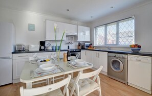 Microwave, oven, toaster, high chair - 2 Bed in Croyde (oc-sandc) (Croyde)