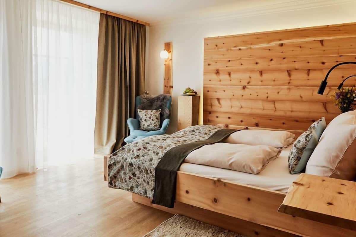 Habitación doble, balcón (Zirbe) | Ropa de cama de alta calidad y minibar