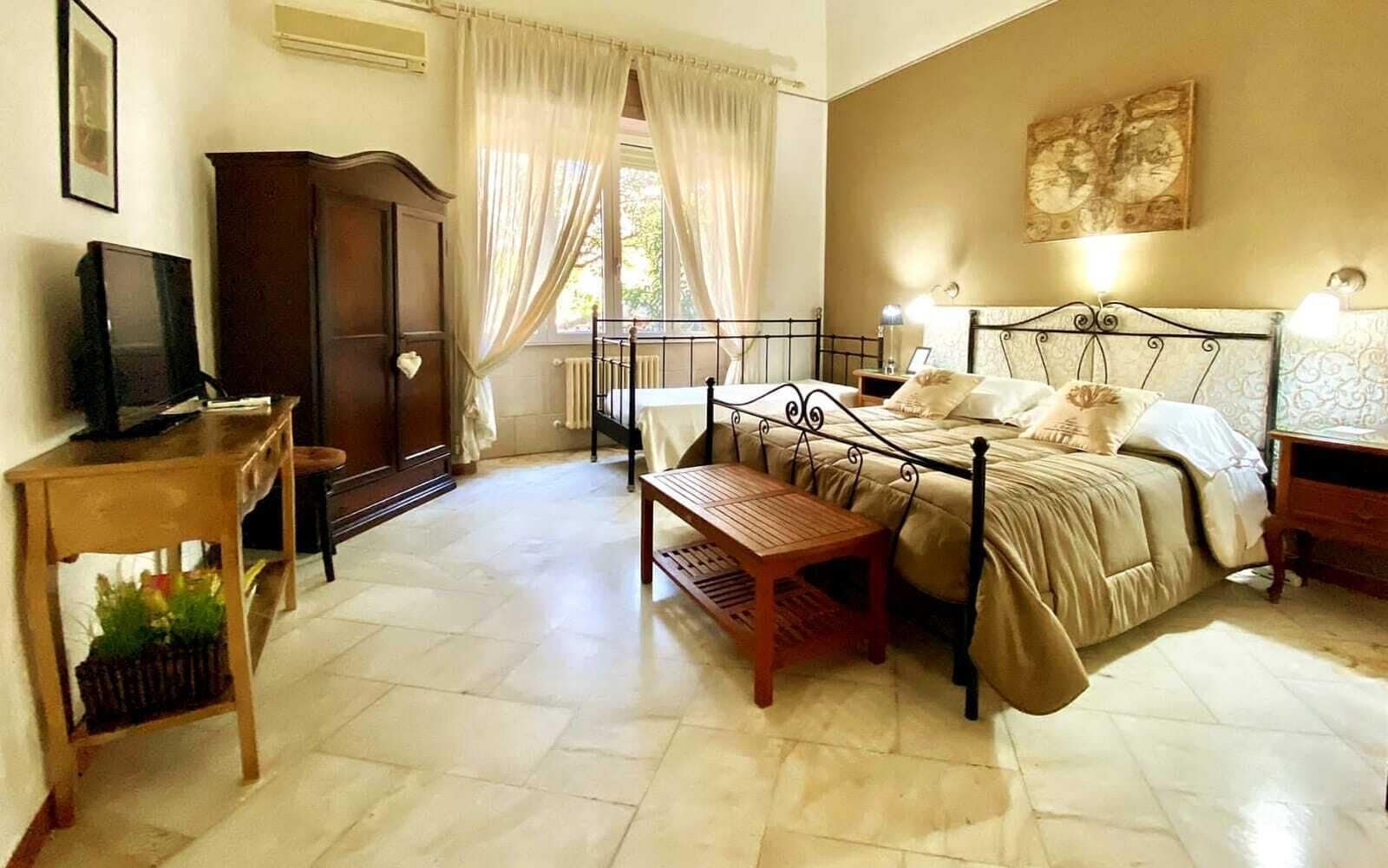 Comfort háromágyas szoba | Minibár, egyedi dekoráció, egyedi berendezés és sötétítőfüggöny