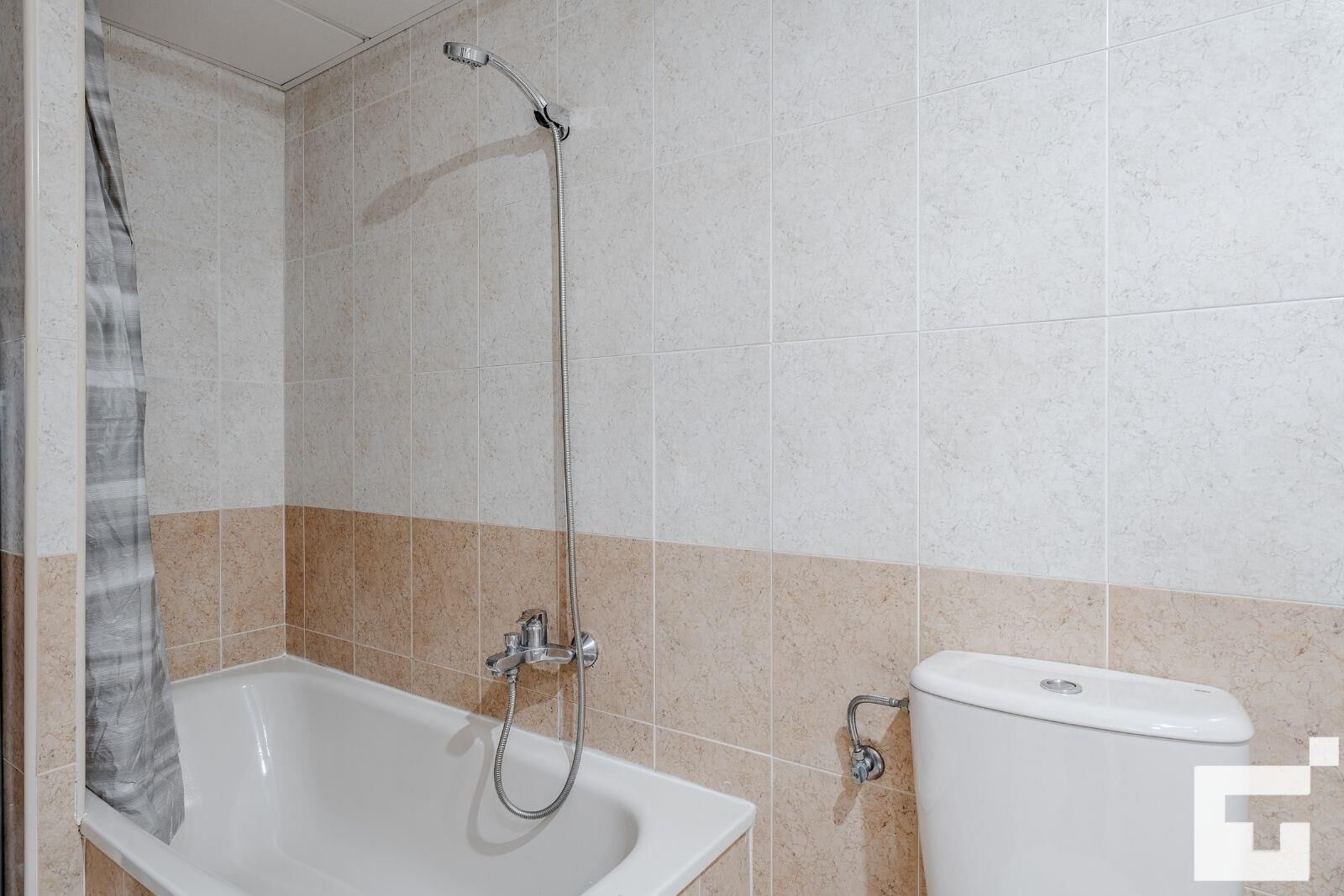Ein Badezimmer mit einer Badewanne, einer Dusche und einem WC.