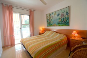 2 chambres, fer et planche à repasser, draps fournis