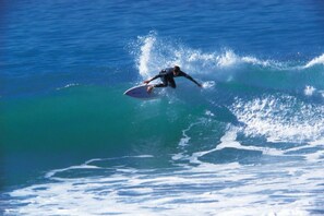 A person surfing on a wave in the ocean. - 1 Bed in Woolacombe (oc-seablu) (Woolacombe)