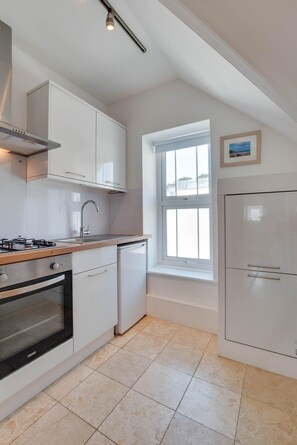 Mikrobølgeovn, ovn, brødrister, køkkentøj/tallerkener/redskaber