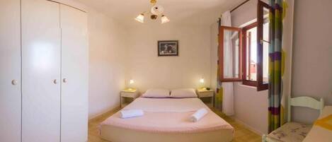 3 bedrooms, iron/ironing board, free WiFi, bed sheets