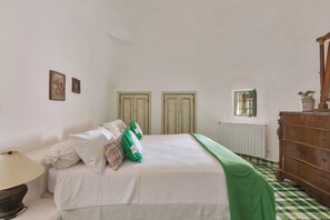 4 bedrooms, iron/ironing board, Internet, bed sheets