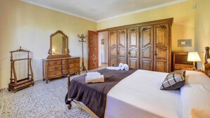 Une chambre d’hôtel comprenant un lit, une commode, un miroir et une armoire.