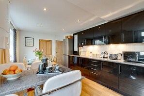 Micro-ondes, four, lave-vaisselle, grille-pain