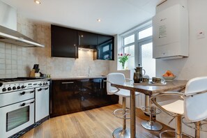 Microwave, oven, dishwasher, toaster - 5 Bed in Combe Martin (oc-craig) (Combe Martin)