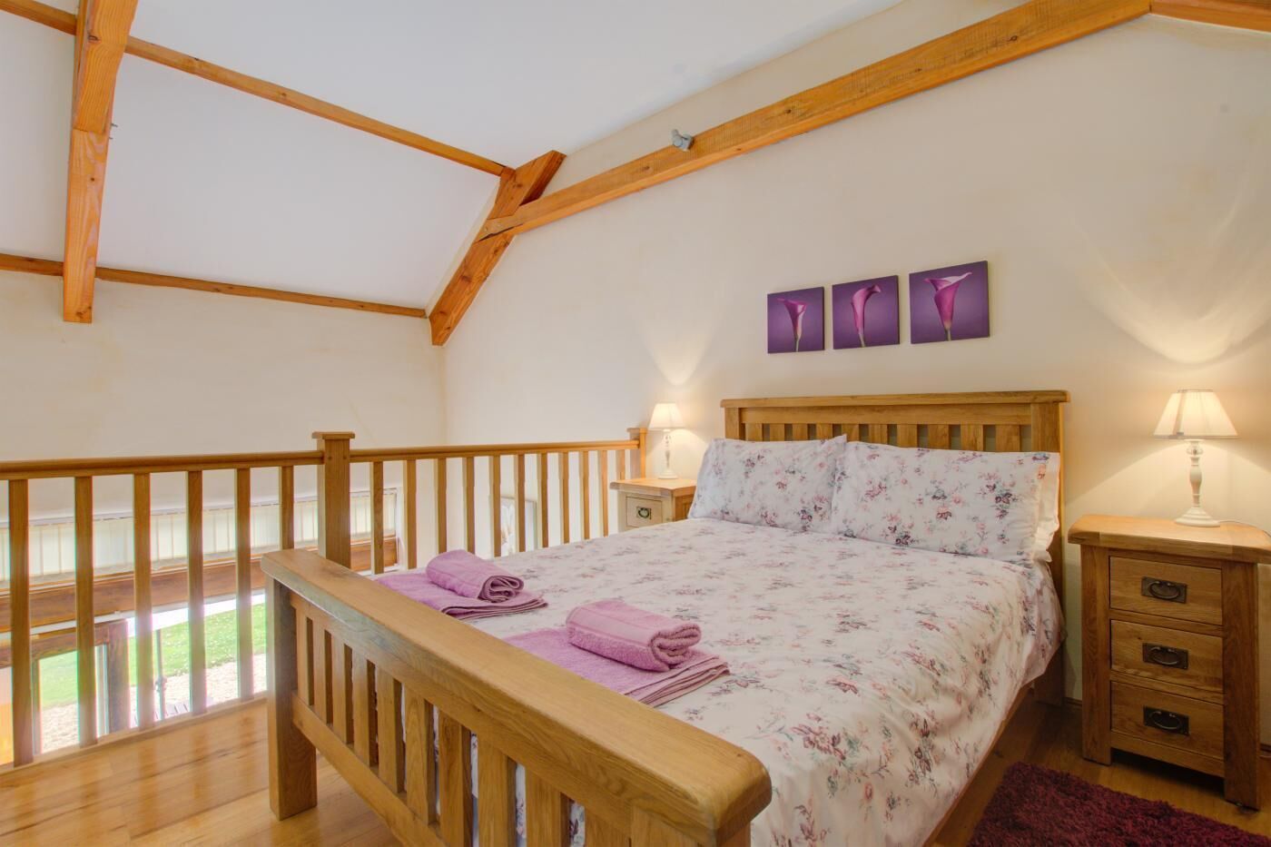 1 chambre, fer et planche à repasser, lit de bébé portatif