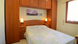 2 slaapkamers, een strijkplank/strijkijzer, gratis wifi, beddengoed