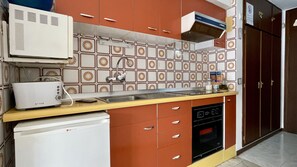 Frigorífic, microones, forn i cafetera i tetera 