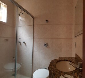 淋浴设施、免费洗浴用品、吹风机、毛巾