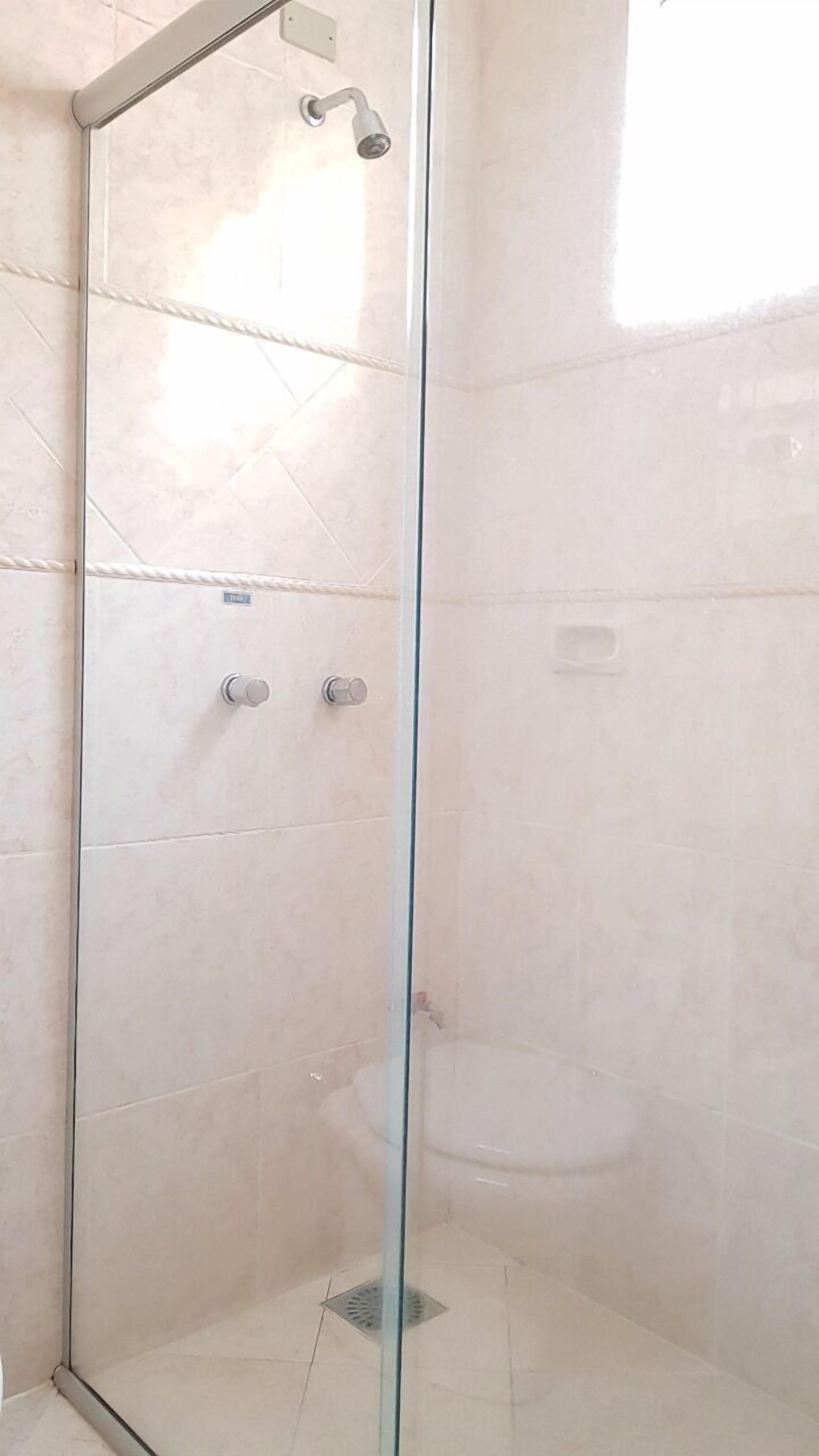deluxe triple room | bathroom shower