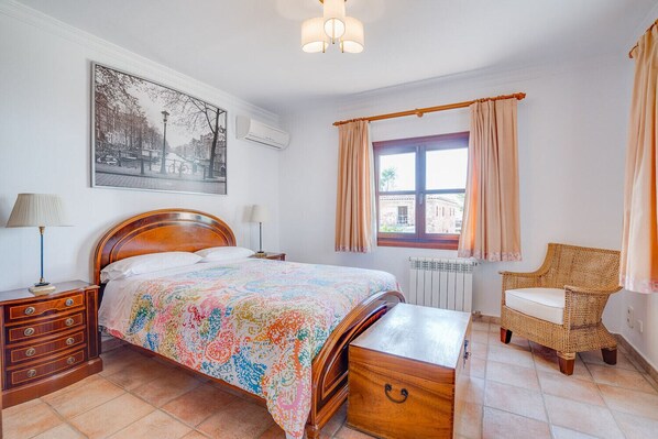 3 chambres, fer et planche à repasser, Wi-Fi gratuit, draps fournis