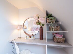 3 slaapkamers, een strijkplank/strijkijzer, reisbedje, gratis wifi