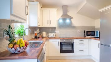 Kühlschrank, Mikrowelle, Ofen, Geschirrspüler