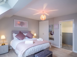 3 chambres, fer et planche à repasser, lit de bébé portatif