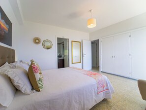 3 chambres, fer et planche à repasser, Wi-Fi gratuit, draps fournis