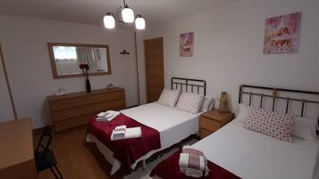 3 bedrooms, iron/ironing board, WiFi, bed sheets