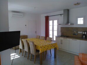 Dining - Villa Cigale, villa with private pool in the area of ​​Pont Royal (Mallemort)