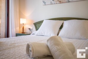 1 habitación, tabla de planchar con plancha y ropa de cama 
