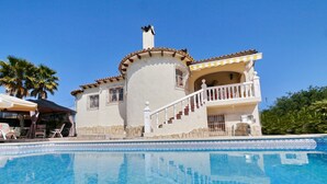 Une grande maison avec une piscine à l’avant.