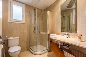 Baignoire, séchoir à cheveux, serviettes fournies, savon