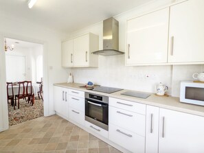 ثلاجة، ميكروويف، فرن، محمصة خبز