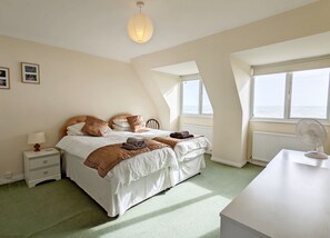 3 bedrooms, WiFi, bed sheets - 11 Shorecroft - a family house that sleeps 8 guests in 3 bedrooms (Bognor Regis)