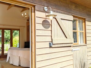 2 bedrooms, travel cot, WiFi, bed sheets