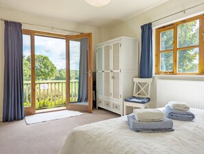 2 bedrooms, travel cot, WiFi, bed sheets
