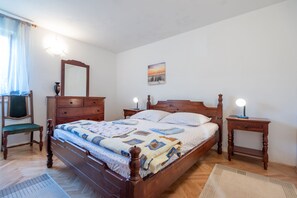 2 bedrooms, iron/ironing board, Internet, bed sheets