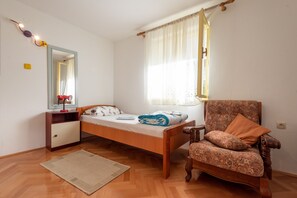 2 bedrooms, iron/ironing board, Internet, bed sheets