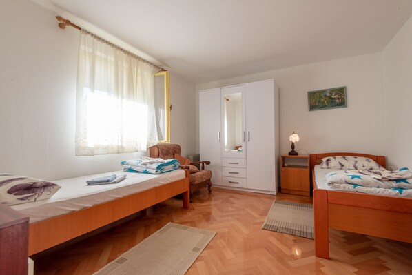 2 bedrooms, iron/ironing board, Internet, bed sheets