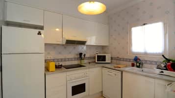 Réfrigérateur, micro-ondes, four, cafetiÚre/bouilloire