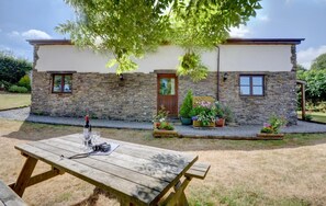 Outdoor dining - 3 Bed in Barnstaple (oc-n1991) (Bratton Fleming)