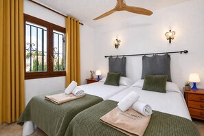 Bedroom with two single beds