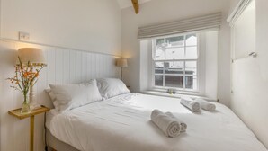 A bedroom with a bed, bedside lamps, a window, and a view of the outside. - 2 Bed in Bideford (oc-willi) (Buck's Mills)