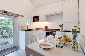 Microwave, oven, toaster, cookware/dishes/utensils - 1 Bed in Combe Martin (oc-love) (Combe Martin)