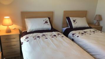 4 dormitorios, tabla de planchar con plancha, Internet