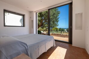4 bedrooms, iron/ironing board, Internet, bed sheets