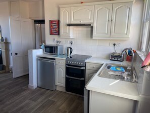 Een koelkast, een microgolfoven, een oven, een vaatwasser