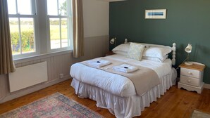 2 bedrooms, Internet, bed sheets - Charming 2-Bedroom Crail Cottage with Private Garden, Sea Views & Walk to Village & Harbour (Crail)