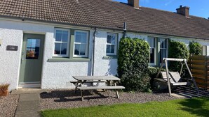Outdoor dining - Charming 2-Bedroom Crail Cottage with Private Garden, Sea Views & Walk to Village & Harbour (Crail)
