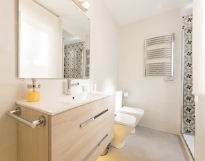 Shower, free toiletries, hair dryer, towels